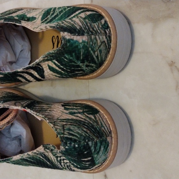 Fly Soles shoes. - Picture 3 of 7